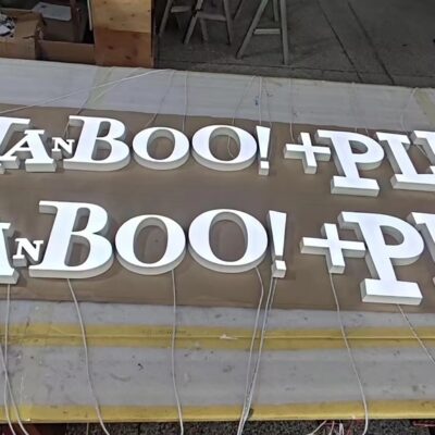 「MANBOO!+PLUS」マンボープラス川崎駅前店さんへ2組の樹脂文字製作、納品させていただきました！