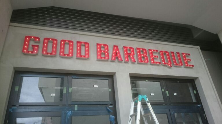 電球球付きのチャンネル文字製作しました事例ご紹介します。