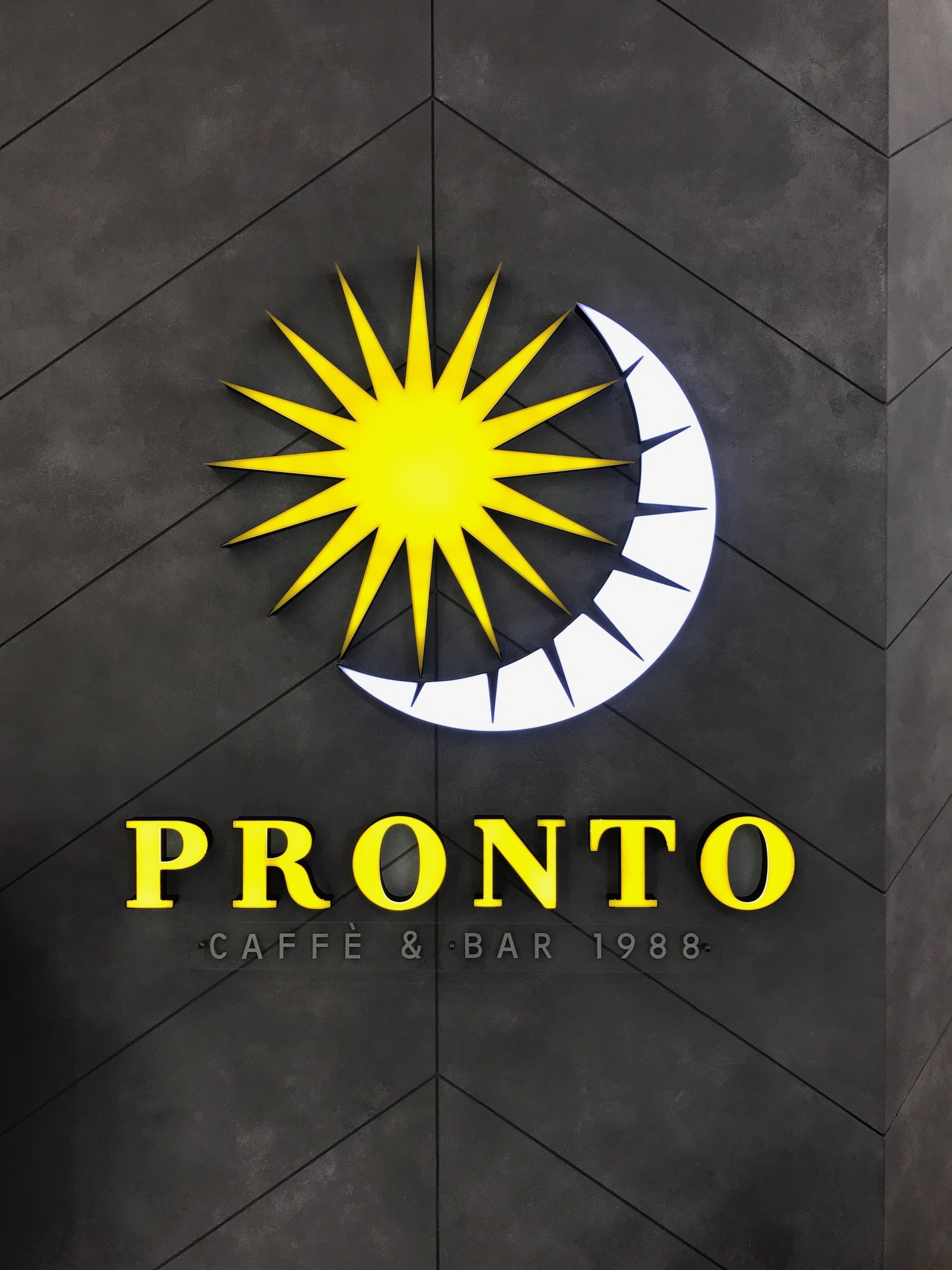 看板に光る文字を取り入れるメリット:集客アップ! – チャンネル文字・サイン専門工房LABORI