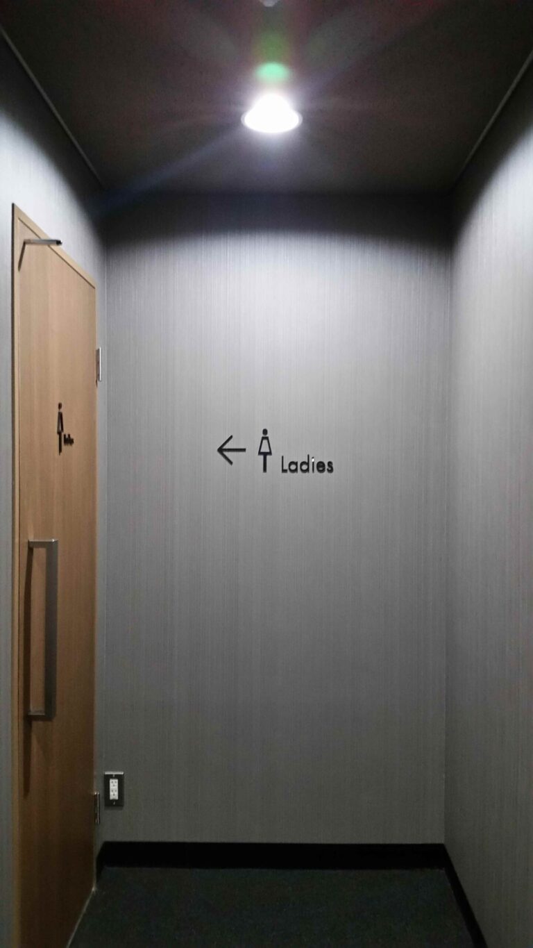 ホテルのピクトサイン製作事例：アクリル切り文字で空間演出