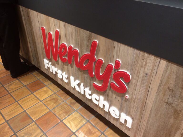 透明アクリルサイン × R加工磨き仕上げ：高級感あふれるアクリル文字の製作事例