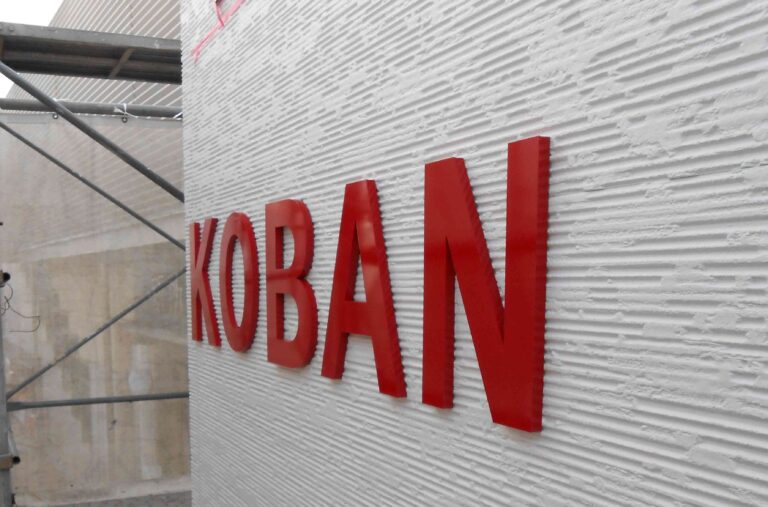 埼玉県所沢市で交番サイン取付しました、内照式アクリル文字やセラミックの紋章などご紹介します。