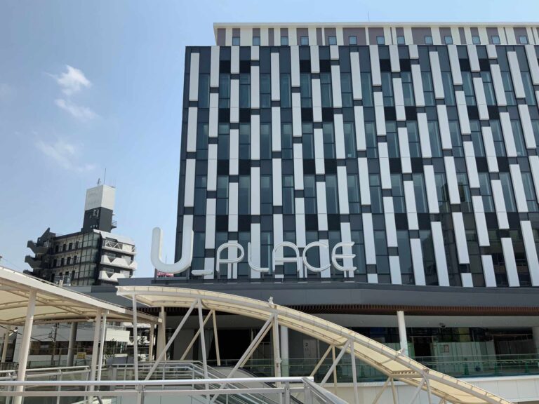 商業施設のサイン文字製作事例：自立型サインから壁面緑化サインまで