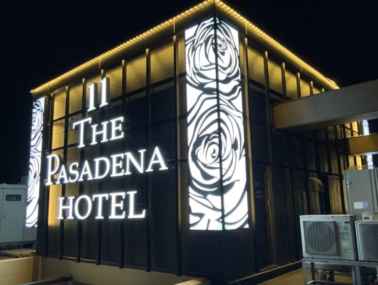 ホテルのチャンネル文字、アクリル切り文字製作しました事例ご紹介します