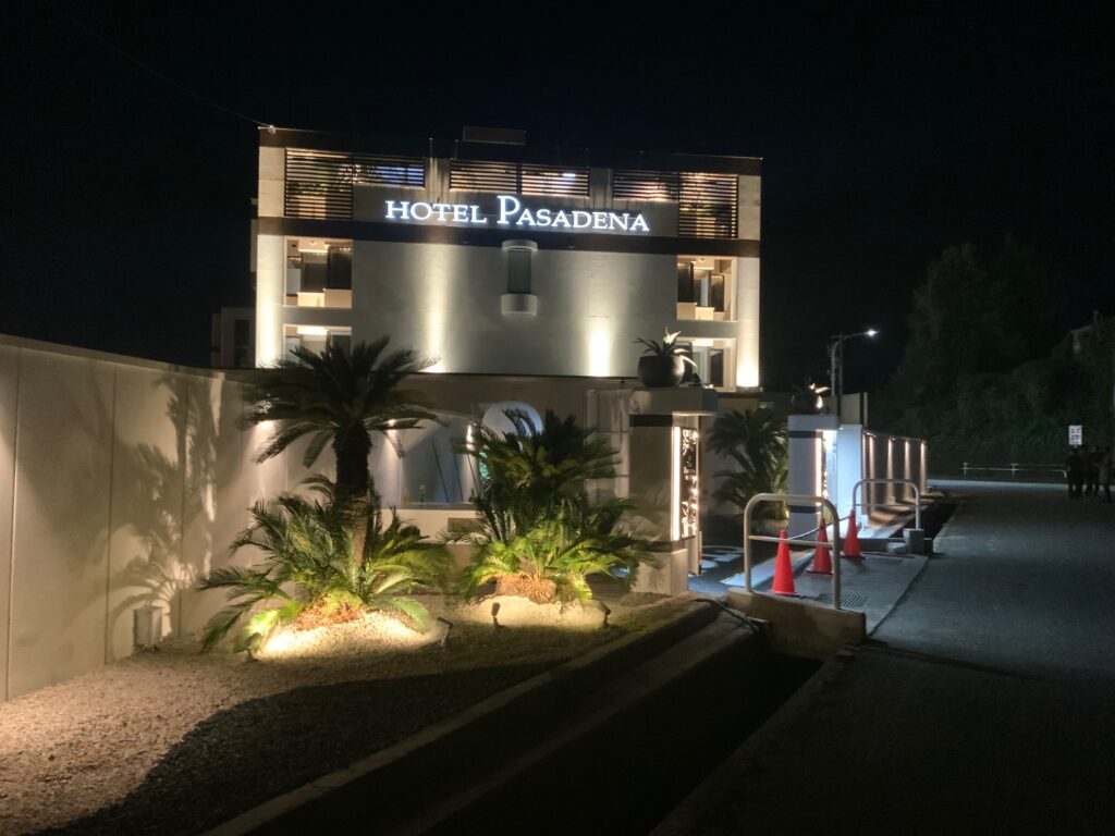 ホテルのオシャレな看板