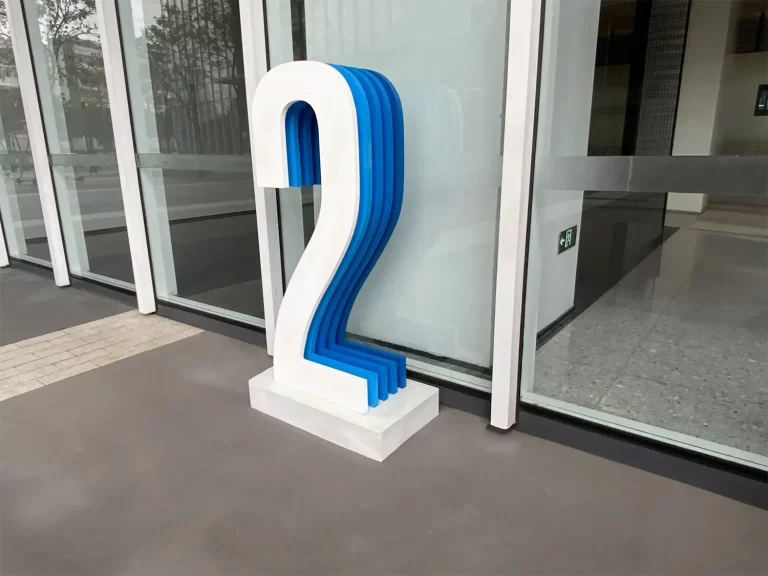 モニュメント文字でビル看板の50mm厚の自立型チャンネルサイン製作事例