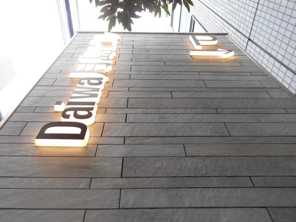 エントランスへ側面発光サインの設置写真