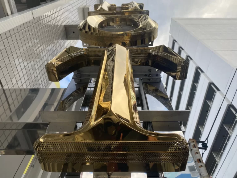 3D立体チャンネル文字（ゴールド鏡面・パンチング加工）製作