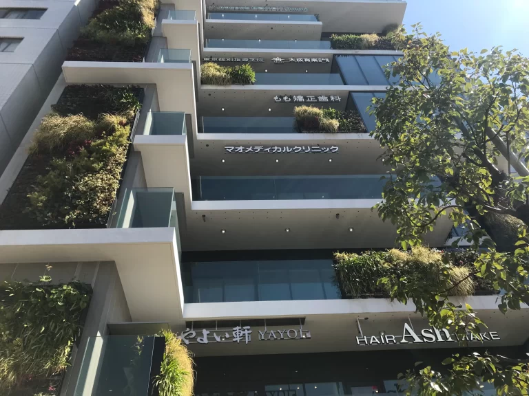 天吊り看板の効果とコスト：LEDで光るチャンネル文字の製作事例