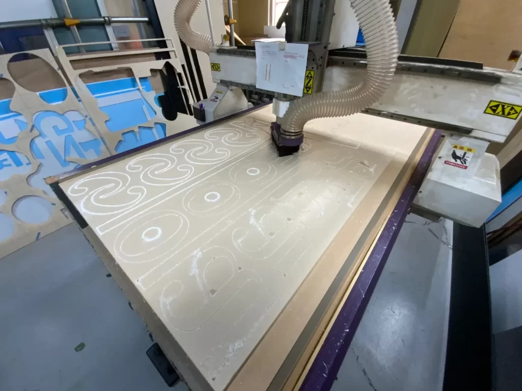 お店の個性をパッと明るくするアクリル製のチャンネル文字（箱文字）看板