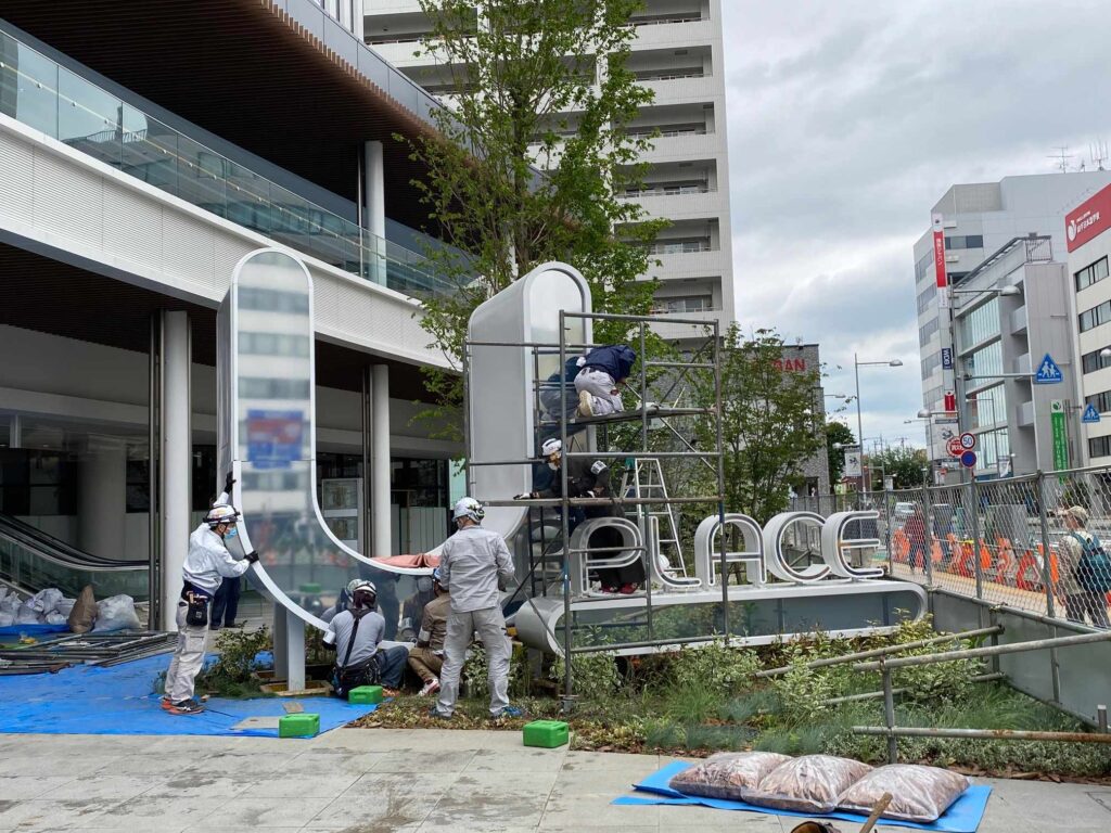 ホテルや商業施設に求められる象嵌サインの洗練された美しさ