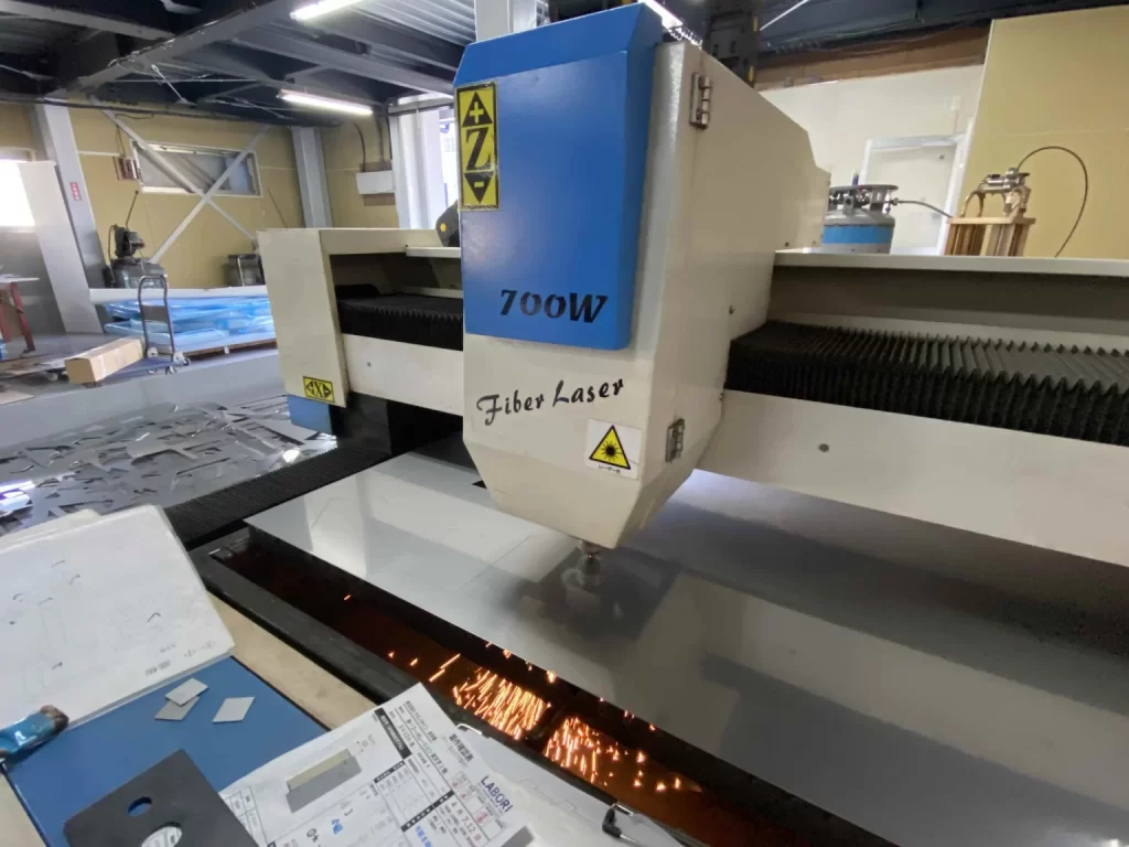 お店の顔を美しく、強く彩る！店舗の看板デザインとステンレス