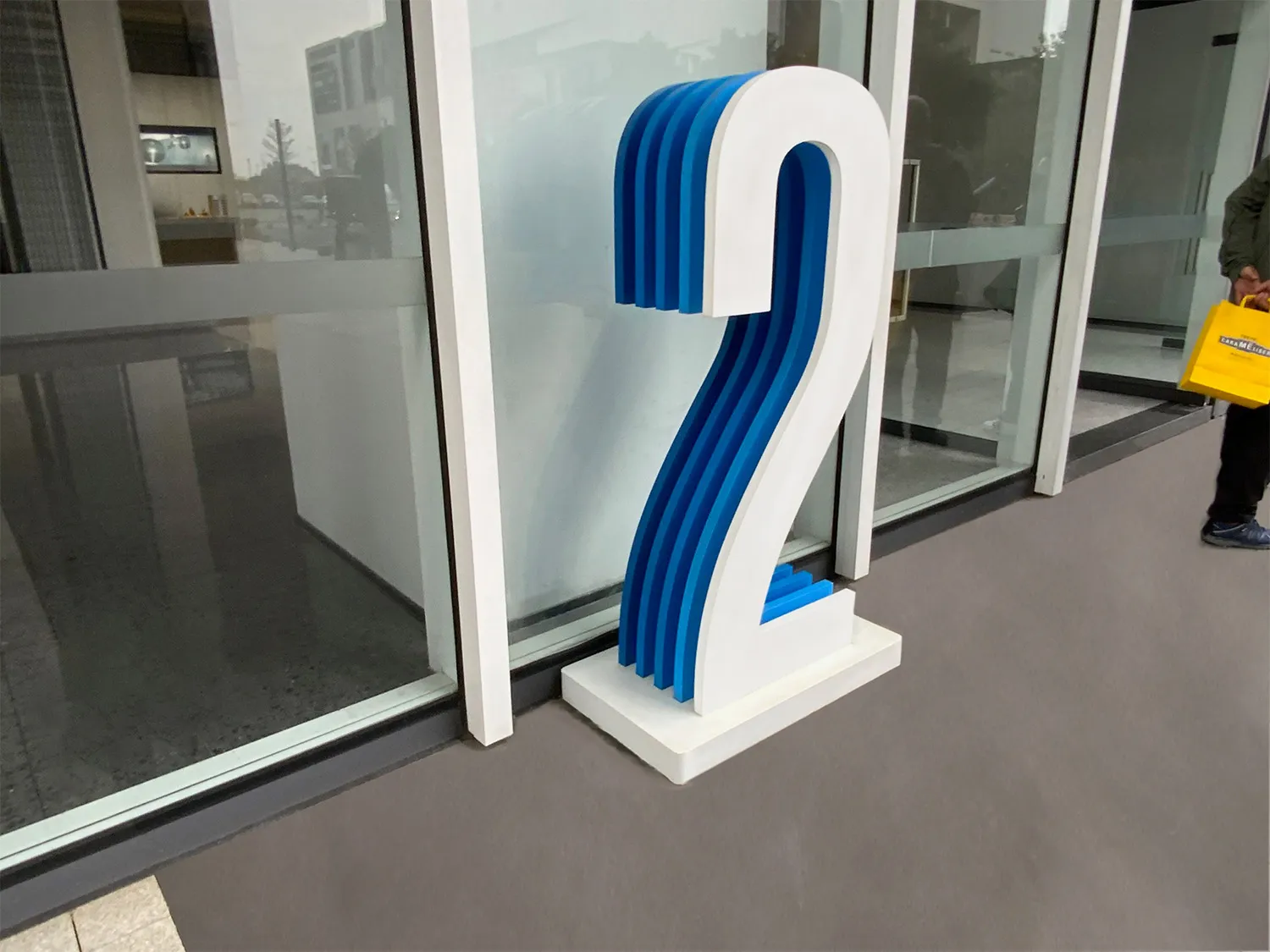 古くなった文字モニュメントを直す(改修)