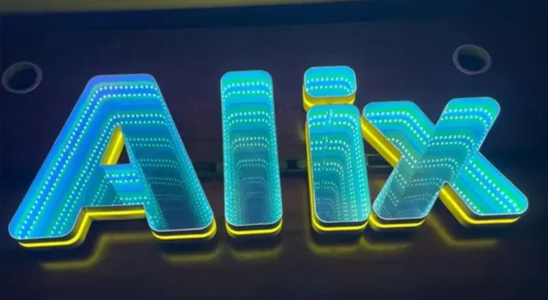 まるで光のトンネルで奥行きが楽しいインフィニティミラー看板