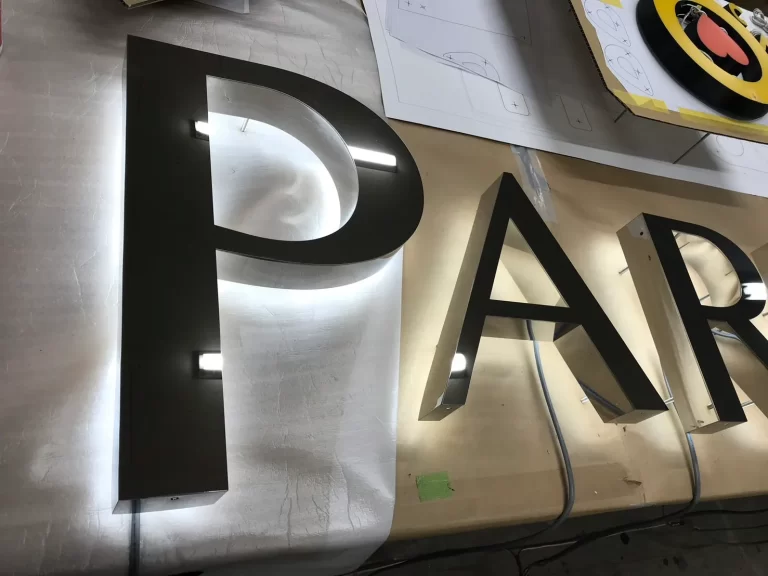 高級感を演出するバックライトチャンネル文字の価格に納得できる職人のこだわりと光の魅力