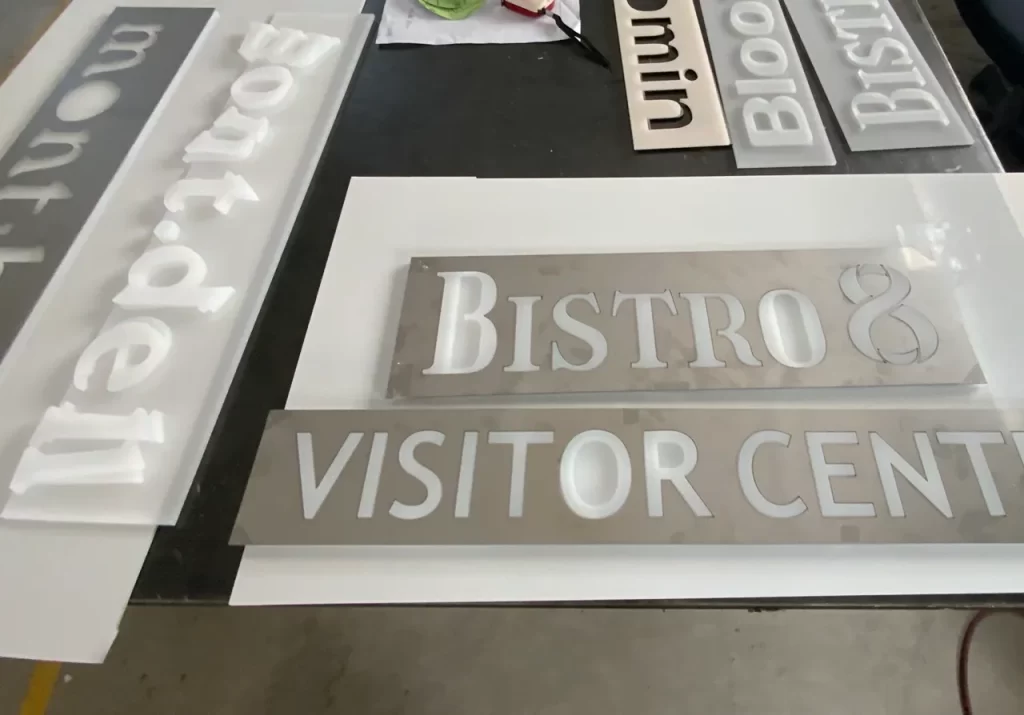 象嵌サインの美しさを決定づける国産アクリル素材と熟練の製作工程