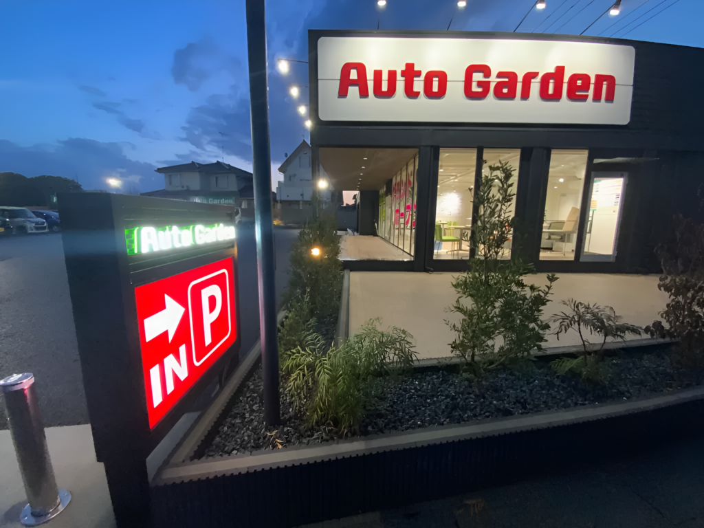 夜の街に輝きを添える光る文字看板で自社の存在感を高める