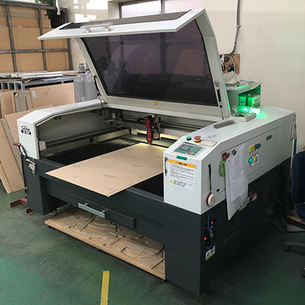 最高級の美しさを引き出す象嵌サインの主役である国産アクリル板