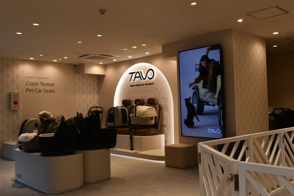 店舗空間に溶け込む、TAVO Pets 横浜のやさしく光るアクリルサイン