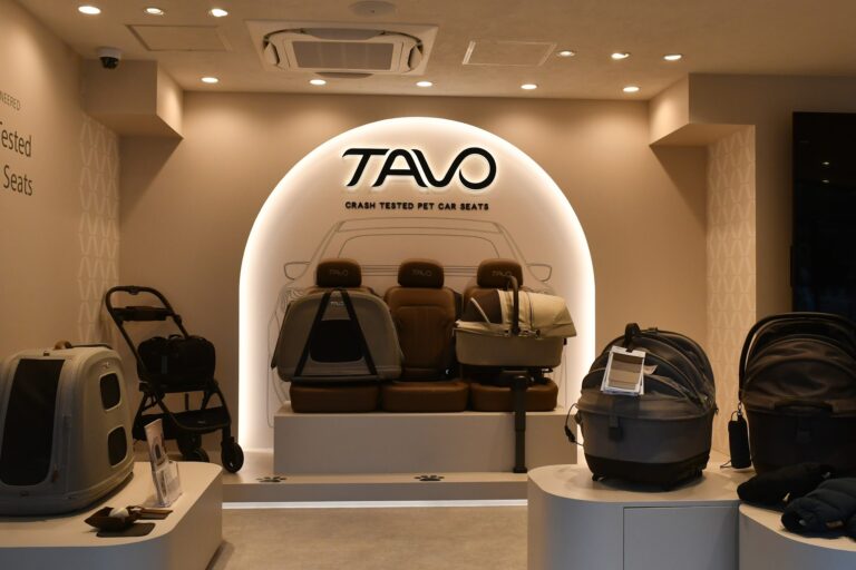 店舗空間に溶け込む、TAVO Pets 横浜のやさしく光るアクリルサイン