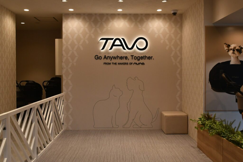 店舗空間に溶け込む、TAVO Pets 横浜のやさしく光るアクリルサイン