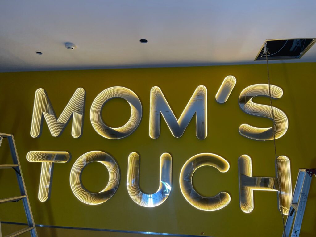 奥行きのある光が空間を広げるマムズタッチ原宿店のインフィニティサイン