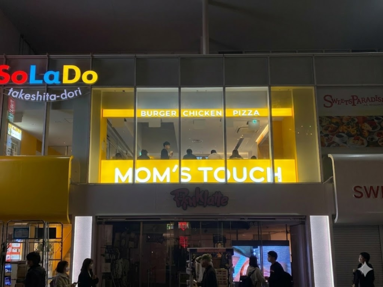 マムズタッチ原宿店で実施した窓面内照式サインの製作と施工