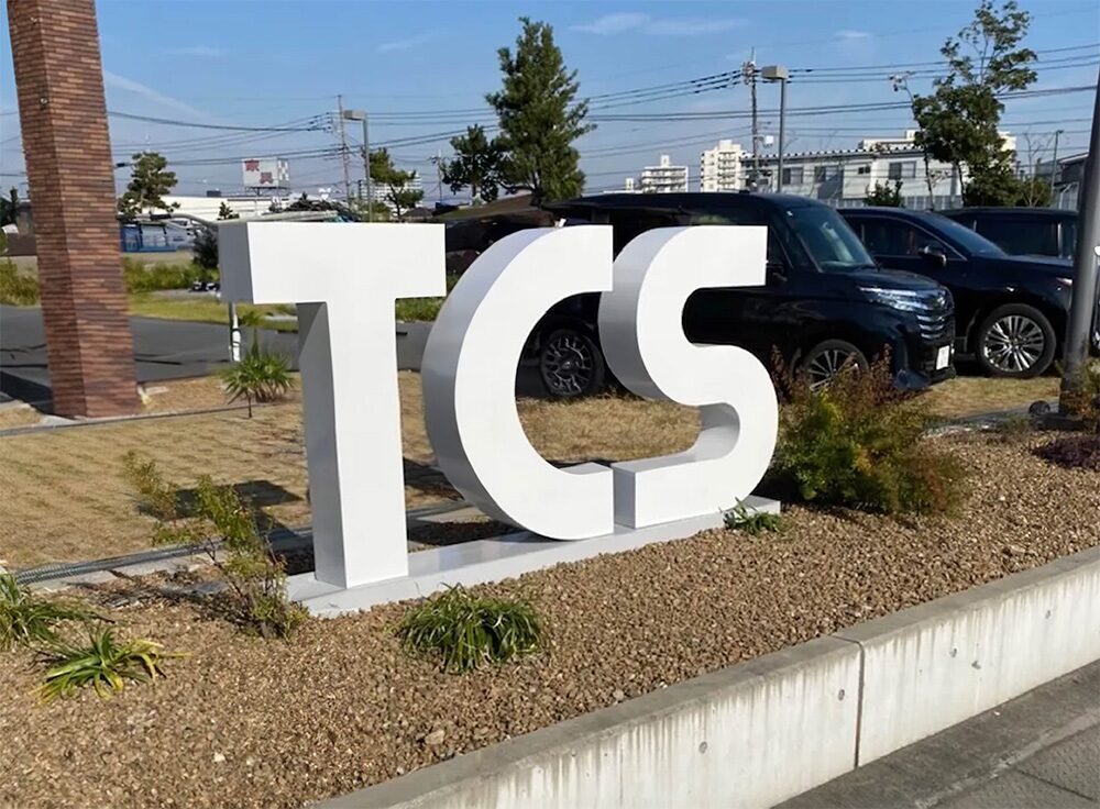 設置場所に合わせて、ボルトをどこに何本打ち込むかなど台座基礎の設計を判断します